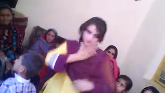Homemade pashto dance by cute girl - new pashto home program dance смотреть онлайн