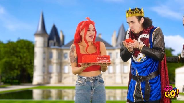 ЧЕЛЛЕНДЖ «ГИГАНТСКАЯ И КРОХОТНАЯ ЕДА» || Едим продукты одного цвета с 123 GO! GOLD смотреть онлайн
