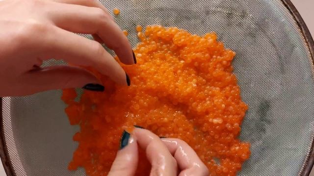 Как засолить икру форели. Быстрый способ засолки в домашних условиях. Как отделить икру от пленки. смотреть онлайн