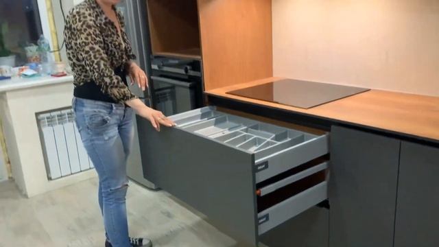 Матовая кухня с тонкой столешницей без ручек смотреть онлайн