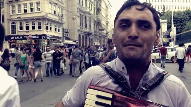 Incredible Romani Singer and Accordion Player in Istanbul, part 2 смотреть онлайн