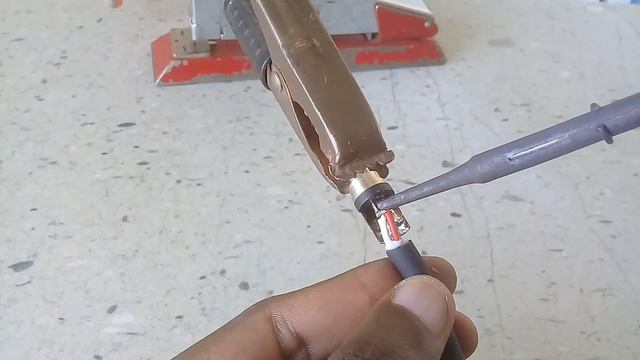 How To Solder 1/4 TS Mono Jack (Guitar Cable) смотреть онлайн