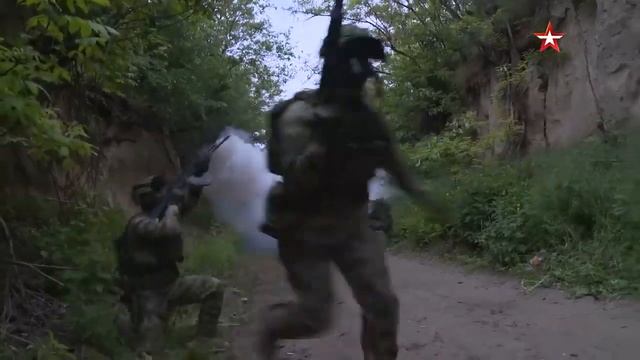 Russian and Serbian servicemen have begun working out practical anti-terrorist training tasks смотреть онлайн