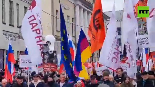 На марше памяти Немцова — украинские и европейские флаги смотреть онлайн