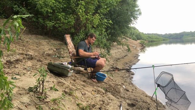 🎣 Десна 2022. День рыбака. Заливает дождем. Пулеметный клев густеры. смотреть онлайн