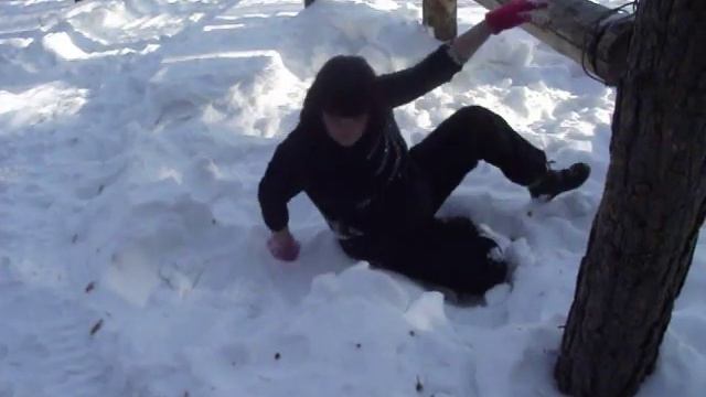 ПЬЯНАЯ ЖЕНЩИНА,ПЫТАЕТЬСЯ ЗАЛЕЗТЬ НА КАЧЕЛЮ!!! смотреть онлайн