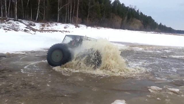 Вездеход Гарагашьяна ныряет в Северную Сосьву. Бедкаш 2013 смотреть онлайн