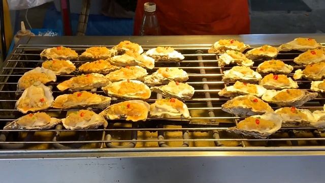 Chinese street food- Grilled oysters scallop seafood　hefei China смотреть онлайн