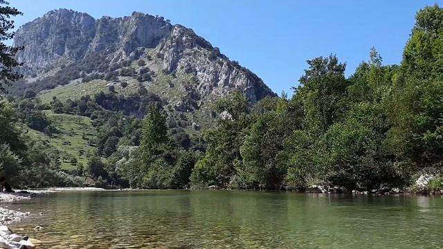Кристальная река в Испании смотреть онлайн