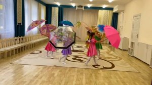 Дождик льёт по крышам. Танец с зонтами.