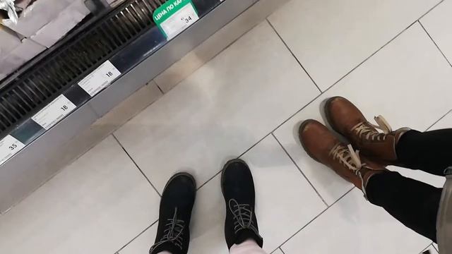 Фоткаемся на полу в школе, где нас чуть не выгнали..