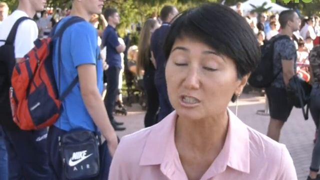 Танцоры и акробаты в одном лице. Без группы поддержки не обходится ни один спортивный праздник смотреть онлайн