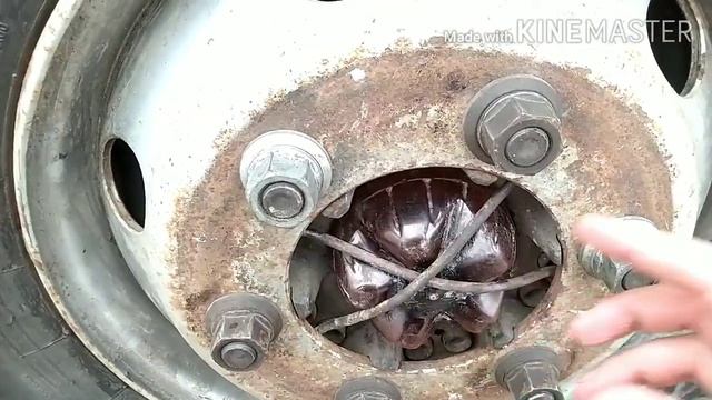 Когда теряется крышка ступицы. Простой выход. Провернуло шпильку. смотреть онлайн