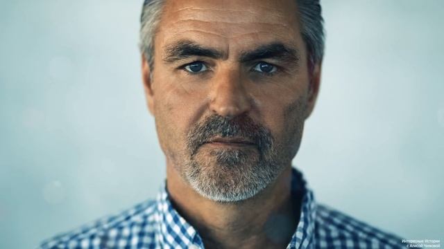 Дедушка дворник увидел, как возле подъезда кто-то оставил таз. Подойдя ближе он увидел что в нем… смотреть онлайн