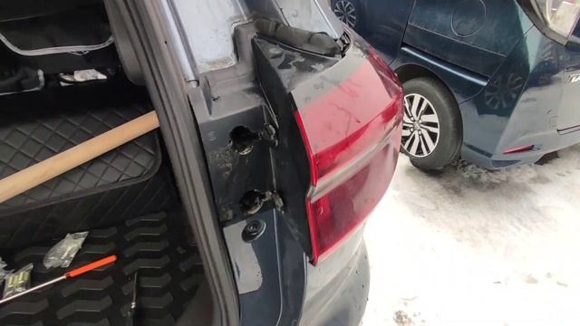 Замена лампочки стоп-сигнала на Chery Tiggo 7 Pro