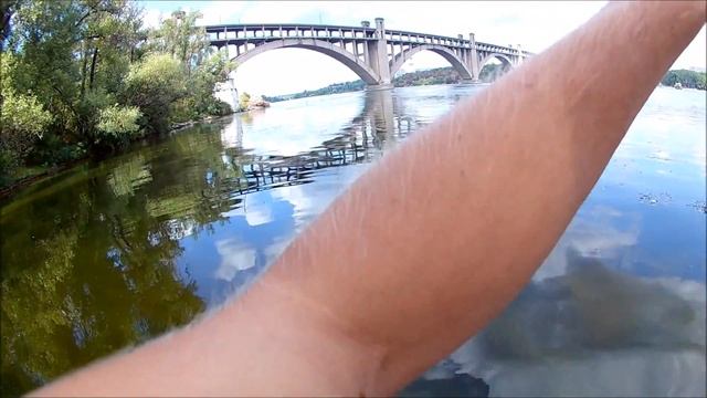 РЫБАЛКА НА ПРОБКУ В ЗАПРЕТНОМ МЕСТЕ! Голавль на кузнечика. БОМЖ мост, Запорожье! часть 1 смотреть онлайн
