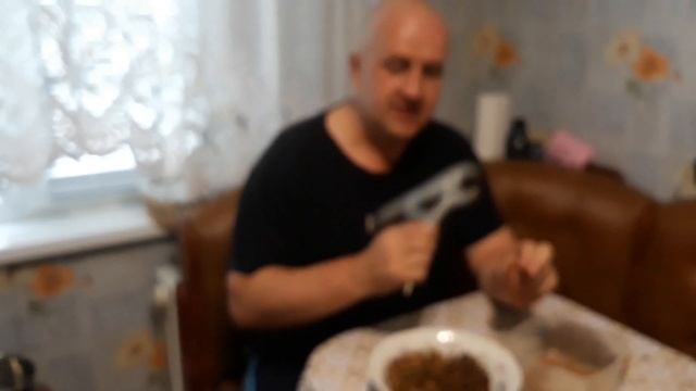 Расколоть абрикосовую косточку и вынуть ядрышко смотреть онлайн