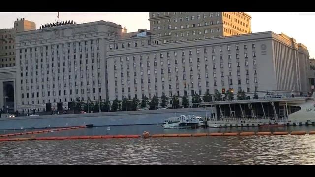 НА ТЕПЛОХОДЕ по МОСКВЕ Киев Москва где красивее виды? Министерство обороны РФ Кремль как на ладони смотреть онлайн
