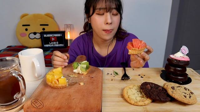 SUB)투썸플레이스 그뤼에르치즈무스 핑크도넛 코스트코 과일타르트 디저트 먹바ㅇ Twosome Place Cheesemousse Cake Mukbang ASMR RealSoun смотреть онлайн