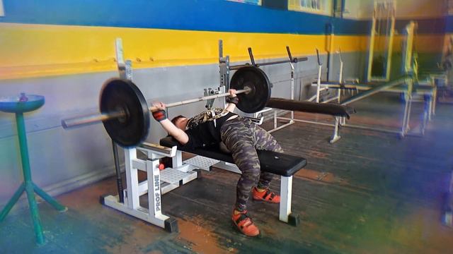 Жму собственный вес на разы. Мой вес 49 кг на штанге 50.... Пожала на 20 повторений 2 подхода смотреть онлайн