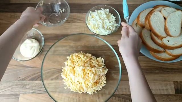 Горячие бутерброды с сыром и яйцом! Вкусно и быстро! смотреть онлайн