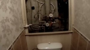 Красивый и практичный, сантехнический шкаф в туалете.