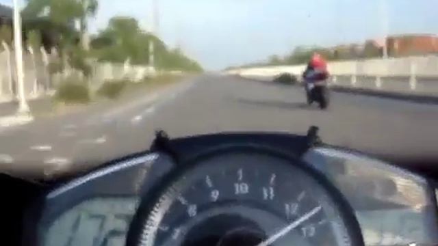 Yamaha YZF R1 and Honda CBR 1000 360 смотреть онлайн