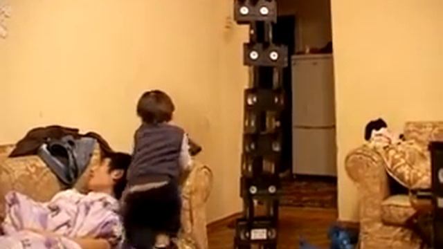 Малыш строит небоскрёб. смотреть онлайн