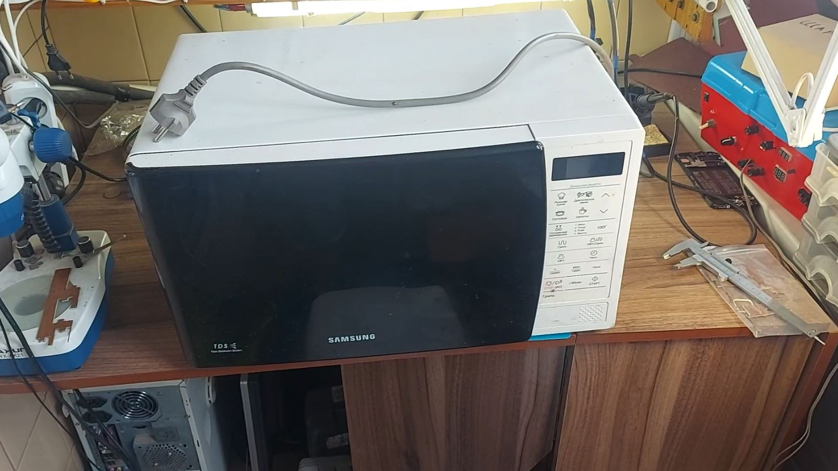 Ремонт микроволновой печи Samsung GE83KRW смотреть онлайн