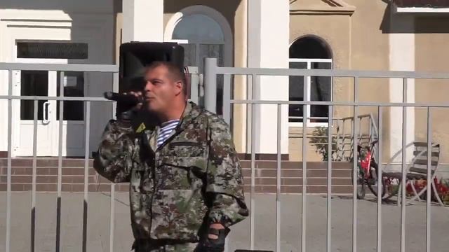 Парень десантник поет хорошо, но на улице смотреть онлайн