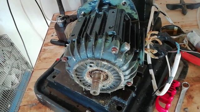 Эл. Мотор сверлильного станка Комунар 70х годов прошлого века. смотреть онлайн