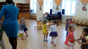 Музыкальное занятие в детском саду. группа раннего возраста. 2 года.