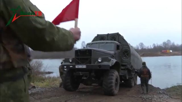 Военные понтонеры наводят наплавной мост через реку Сож в Могилевской области смотреть онлайн