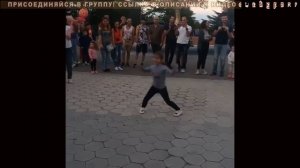 Зажигательный танец на улице  Девочка просто, МОЛОДЕЦ