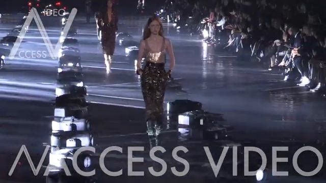 Kaia Gerber, Naomi Campbell and their fellow models on the runway for the Saint Laurent Fashion Sho смотреть онлайн