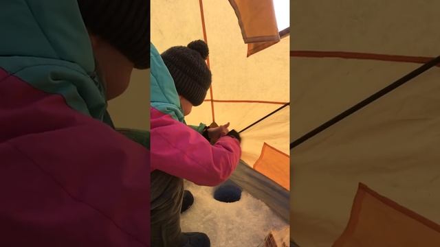 Рыбалка. Маленький мальчик ловит рыбу. Корюшка. Папин рыбак. смотреть онлайн