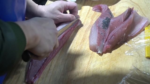 "지금 먹어야 제일 맛있는회 - 방어회 " How to fillet yellowtail, Halibut Sashimi - Korean street food / 방어 회뜨기 смотреть онлайн