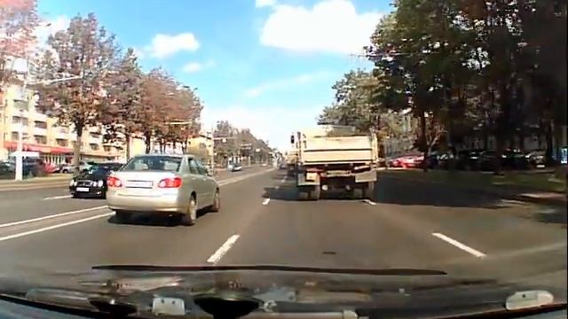 Водитель МАЗа отжигает.AVI смотреть онлайн