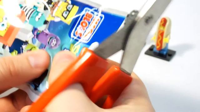 Открываю пакетики с минифигурками Mega Bloks SpongeBob и Lego Minifigures 13 смотреть онлайн