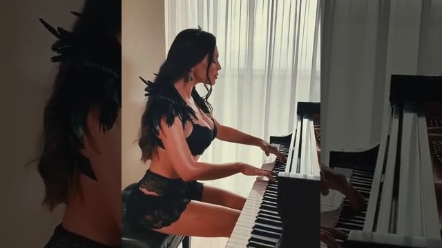 Lola Astanova - The Swan (Saint-Saëns) смотреть онлайн
