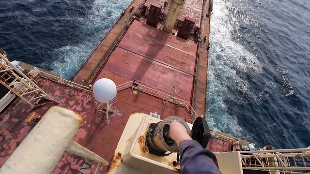 Замена навигационного огня на мачте судна