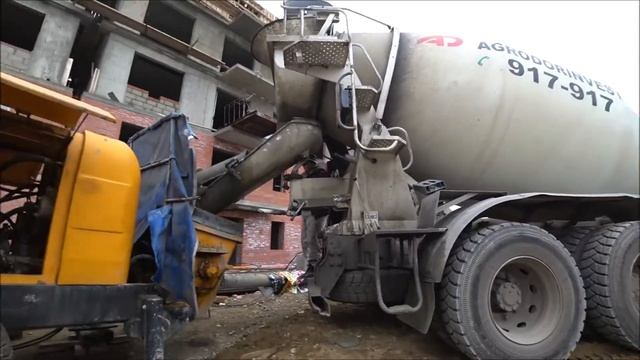 Бетононасос Zoomlion в работе. Стройка смотреть онлайн