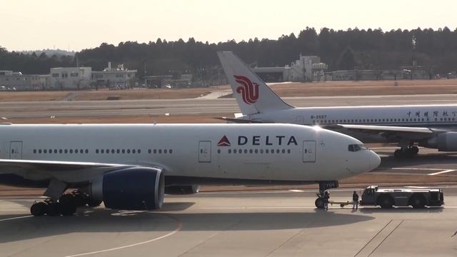 Delta Air Lines Boeing 777-200LR - Narita International Airport【NRT/RJAA】 - смотреть онлайн