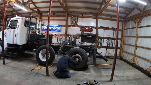 Changing Rear Hub Oil Seal on the International 4900 part 1 смотреть онлайн