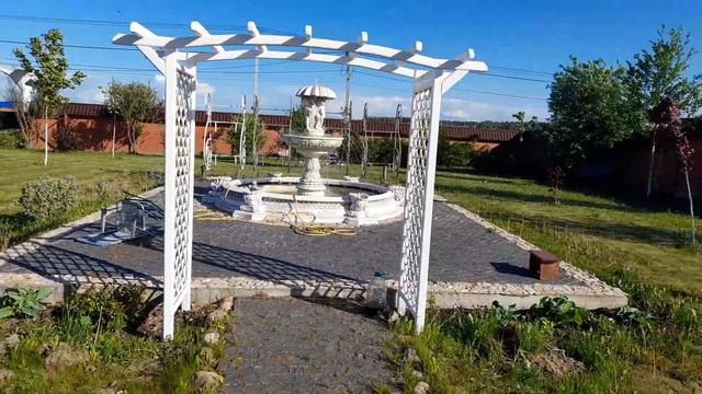 Пергола ширина 1,8м, глубина 70 см, высота 2,15м.