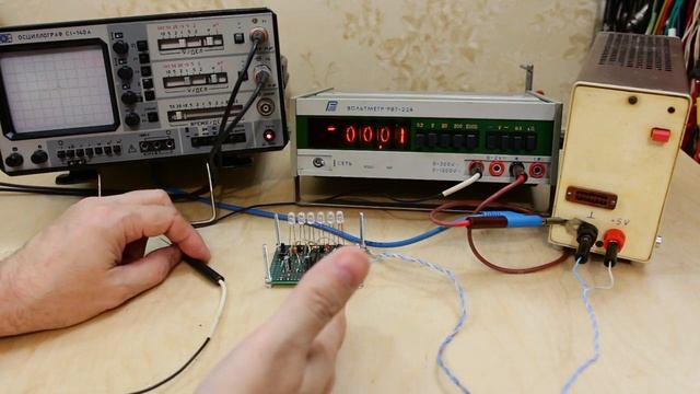 К155ЛА4 - эффект Бегущие огни, трёхфазный мультивибратор, простой самодельный переключатель гирлянд смотреть онлайн