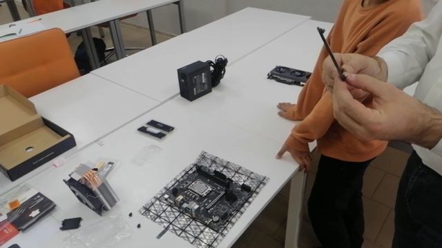 Сборка системного блока на i-5 12400F. Часть 1. смотреть онлайн