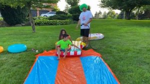 Хайди и Зидан играют с папой на открытом воздухе