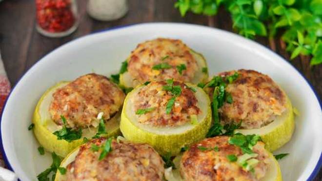 Это первое , что я готовлю из сезонных кабачков! Нереально вкусные ФАРШИРОВАННЫЕ КАБАЧКИ! смотреть онлайн