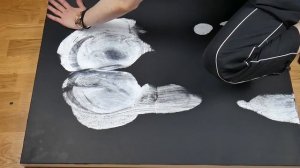 РИСУЮ ТЕЛОМ | Картина попы попой | Реакция парня на подарок